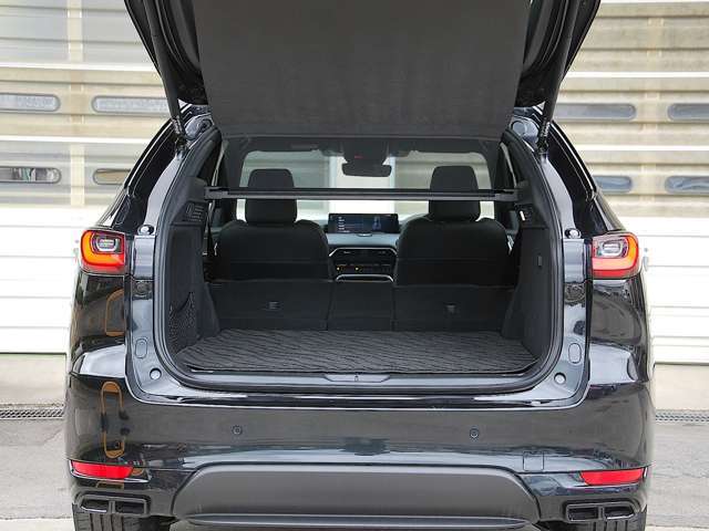 リアシートを倒すと、荷室と一体となる広大なフラット空間が誕生。長い荷物はもちろん、かさばる趣味の道具も余裕で積めます。週末のアウトドアや車中泊もこなせる、頼もしい積載性です
