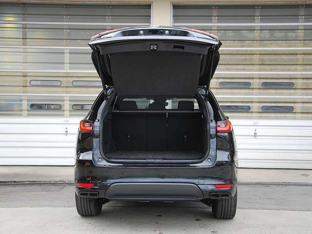 ラゲッジルームは定員乗車時でも9インチゴルフバッグ2個・A型ベビーカーを積載できます。さらに、フロアー下には、深さ307mmのサブトランクを装備しています。もちろん、シートバックは前方に倒すことができます。