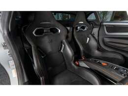 フランス車らしいという印象のインテリア。細部に至るまでデザインの心配りを感じます。1脚につき13.1kgという軽量なサベルト製モノコックバケットシート。