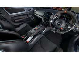 エアコンにパワステ、断熱、遮音に至るまで、日常と非日常をシームレスに生き帰りできるフレンドリーが詰まった1台です。それを支える丁度良いサイズ4205x1800x1250mm。