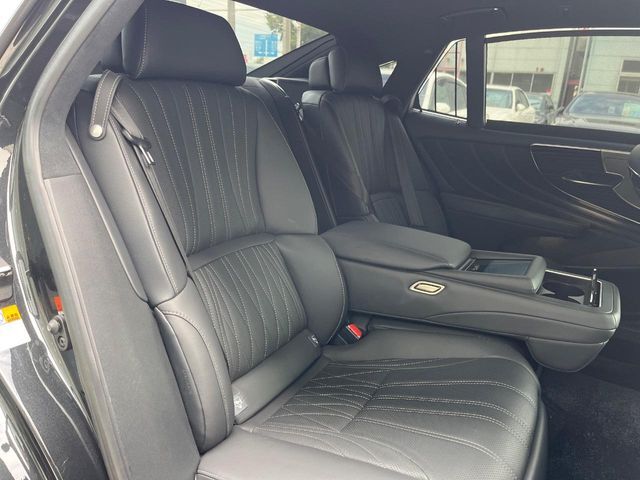 後部座席も気になるようなキズ・汚れやへたり等、大きなダメージはなく、良好な状態です。
