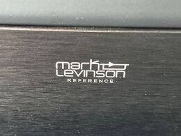 【マークレビンソンサウンドシステム】メーカーオプションの高品位サウンドシステムを搭載。専用のチューニングが施された大小様々なスピーカーから良質なサウンドが奏でられ、臨場感あふれる音響空間を演出します。