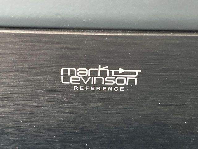 【マークレビンソンサウンドシステム】メーカーオプションの高品位サウンドシステムを搭載。専用のチューニングが施された大小様々なスピーカーから良質なサウンドが奏でられ、臨場感あふれる音響空間を演出します。