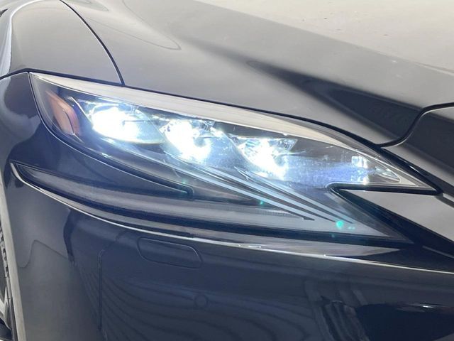 【三眼LEDヘッドライト】スタイリッシュな見た目の三眼LEDヘッドライトを装備♪スタイルだけでなく、夜間の走行も視界良好で安心してお乗りいただけます。