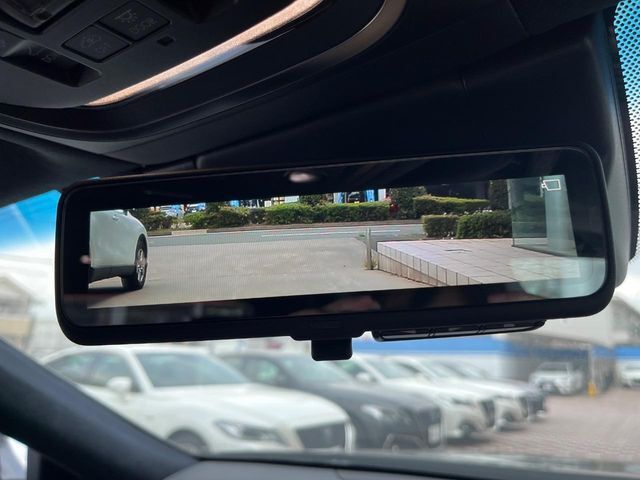 【デジタルインナーミラー】後席の大きな荷物や同乗者で後方が確認しづらい時でも安心！カメラが撮影した車両後方の映像をルームミラー内に表示。クリアな視界で状況の確認が可能です！