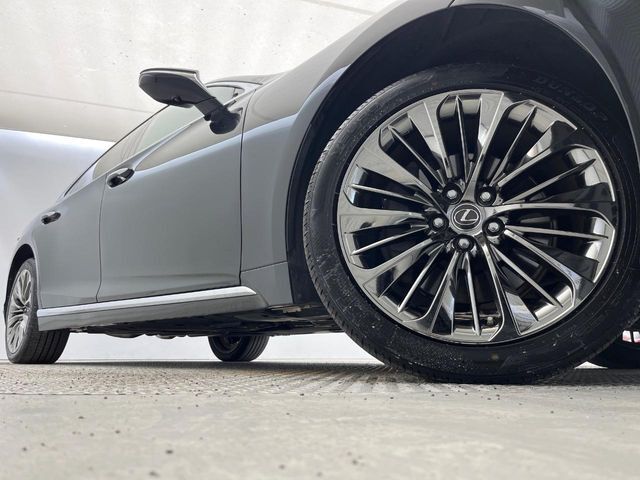 【純正○○インチアルミホイール】外観にマッチした純正アルミホイールを装着しております。各種社外アルミホイールや、スタッドレスタイヤも取扱いしております。是非ご相談ください♪