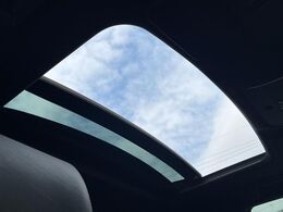 【ムーンルーフ】開放感たっぷりの希少装備、ムーンルーフが装着されています！車内に明かりを取り入れたり景色を楽しむ以外にも、車内の空気も簡単に換気できて快適です！