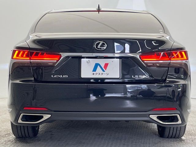 安心の最長10年・走行無制限保証（有償）をご用意。保証内容も充実はもちろん、無料点検＆オイル交換や、年中無休の全国・24時間ロードサービスも付帯されておりますのでご安心下さい。