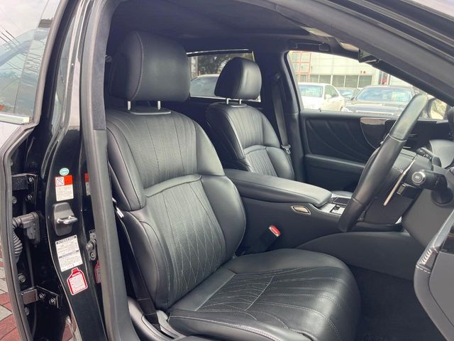 【黒革シート】上質な本革を使用し、高級感あふれる黒革シート。常に体に触れる部分だから、座り心地の良さにはこだわりたいですね♪汚れの付着や劣化を抑制する内装コーティング施工もおススメですよ♪