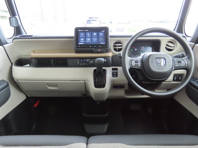 インパネシフトで足元スッキリ！運転席もゆったりしているのでゆとりを持って運転できます。