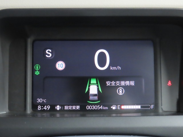 スピードメーターを中心にしたメーターはとても見やすいですよ！