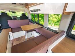 アーバンプレミアム、テーブル使用時。テーブルを囲うように座ることが可能になりますので、ご家族でお食事が可能。