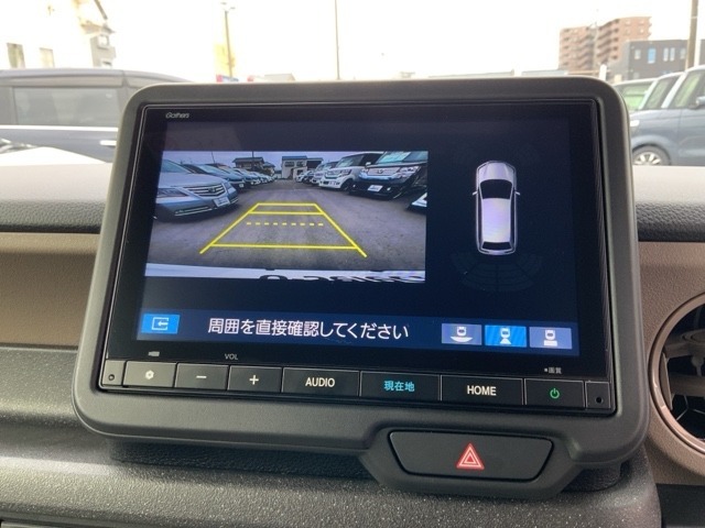 リバースギアに入れるだけで後方の表示へ切り替わります。夜間や雨の日の駐車も楽になりますよ。