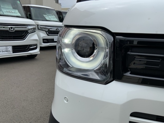 LEDヘッドライトは、点灯の瞬間から最大光量を発揮し、突然暗くなるトンネルなどでの安定感を高めます。
