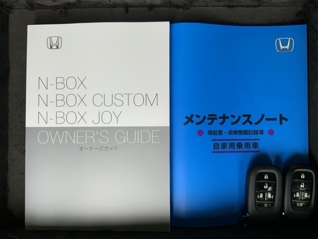 スマートキーは鍵をバッグに入れたままでもドアロックの開閉やエンジンのON・OFFができます。夜間や雨の日も鍵を探さなくて良いので便利です。