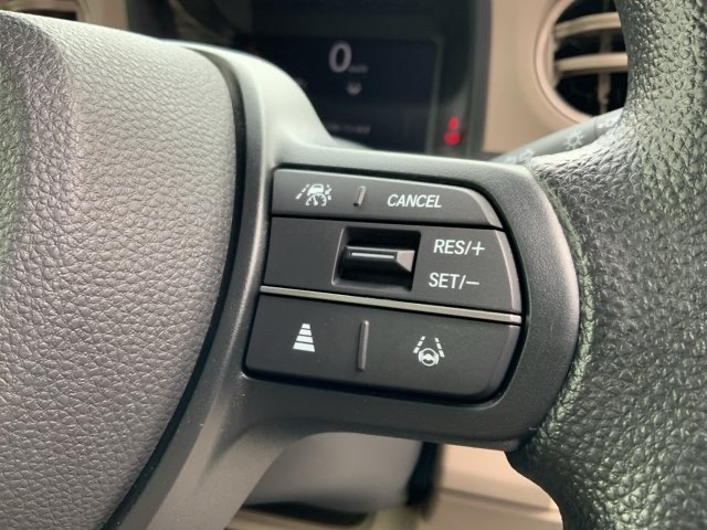 クルーズコントロールを装備しています。高速道路などで一定の速度で走ってくれるので運転が楽ですよ！速度を設定できますので、スピードの出しすぎにも注意できます。