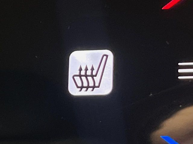 【シートヒーター】寒い日に重宝するシートヒーター！エアコンより早く温まってくれるので寒がりの人も安心ですね♪エアコンの温風は乾燥するから苦手、という方にもをおすすめです。