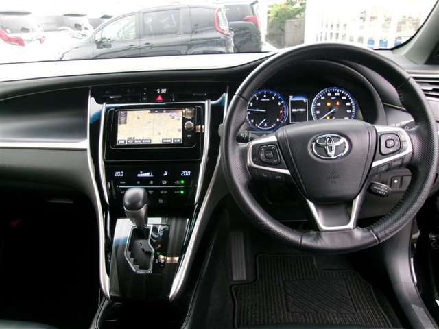 【運転席・インパネまわり】ハンドル・シート・フロアーなど隅々までプロによるクリーニング済み☆彡キレイな車内でドライブが一層快適にお楽しみいただけます！！