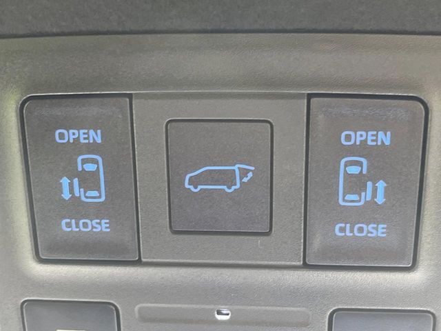【両側パワースライドドア】スマートキーや運転席のスイッチで後席両側スライドドアの開閉が可能♪電動だから力を入れてドアを開ける必要が無く、小さなお子様でも簡単に開け閉めでき快適です♪