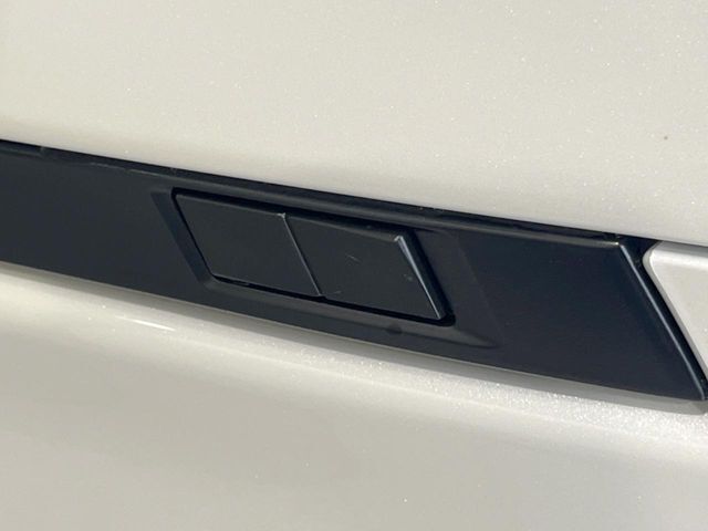 【パワーバックドア】スマートキーや運転席のボタンを押すだけでリアゲートが自動で開閉します！荷物を持っている時や、高い位置にあるバックドアを閉める際に便利な機能です♪