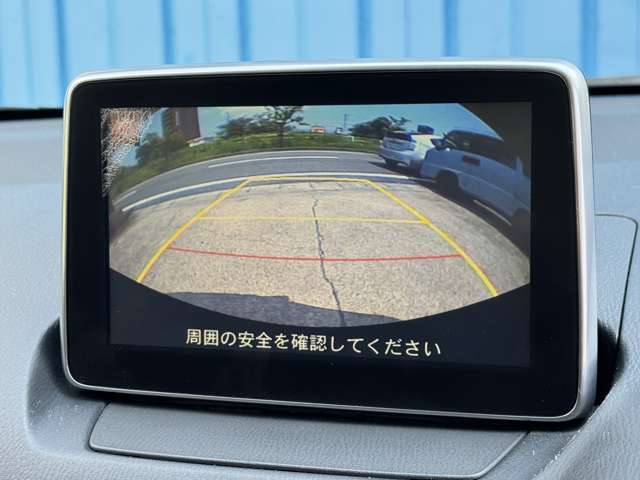 【バックカメラ】　ガイドレーン付きなので、駐車が苦手な方でも安心して操作頂けます。