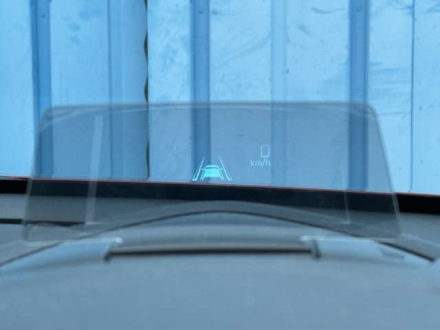 【ヘッドアップディスプレイ】　車速などの車両情報をフロントウィンドウに映し、目線を落とさずに確認することが出来ます。