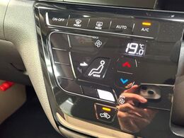 【オートエアコン】一度お好みの温度に設定すれば、車内の温度を検知し風量や温度を自動で調整。暑い…寒い…と何度もスイッチ操作をする必要はありません。快適な車内空間には必須の機能ですね♪