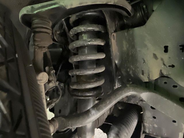 お車を安心してお乗りいただく為には、足回りの定期点検が欠かせません。サービスサポート（有償保証）では無料点検もご提供しており、安心のカーライフをお過ごしいただけるサポート体制が整っています。