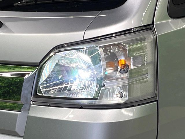 【LEDヘッドライト】悪天候や夜間走行時も良好な視界を確保し安心して運転できる高輝度LEDヘッドライトを装備！点灯速度が早く、消費電力も抑えられています。