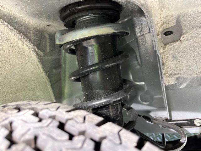 お車を安心してお乗りいただく為には、足回りの定期点検が欠かせません。サービスサポート（有償保証）では無料点検もご提供しており、安心のカーライフをお過ごしいただけるサポート体制が整っています。
