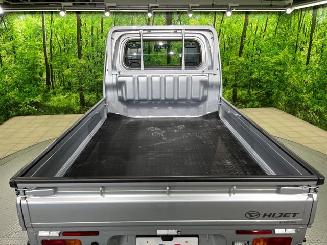 積み下ろしのしやすいデッキにはたっぷりと荷物を積み込んでいただけます。遊びから仕事まで、様々なシーンで頼れます♪