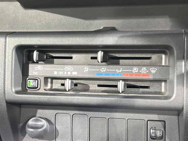寒い冬も暑い夏も全席に快適な空調を届けてくれる、ダイヤル式エアコンを装備♪