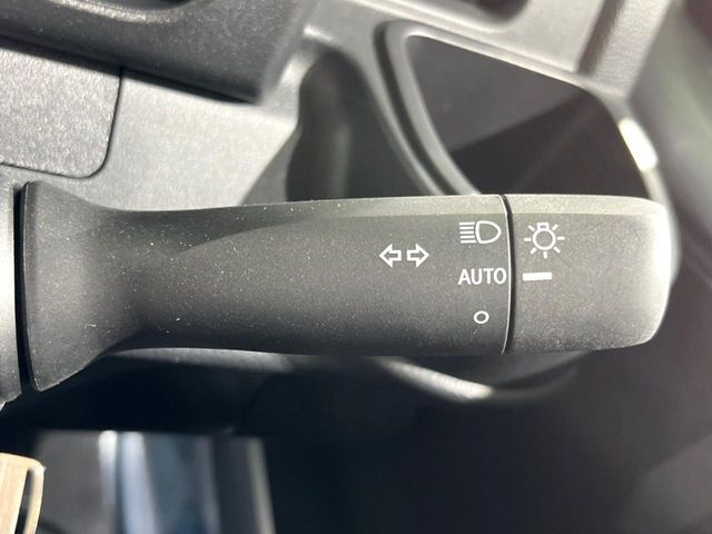 【オートライト】周りの明るさに応じて自動でヘッドライトの点灯・消灯ができる機能です！ライトの付け忘れ・消し忘れなどが無くなり、雨の日や夕方の走行も安心！トンネル通過時も便利ですね♪