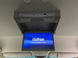 【フリップダウンモニター】大画面モニターで後席でもエンタメをお楽しみいただけます。小さなお子様にも大人気の装備です♪