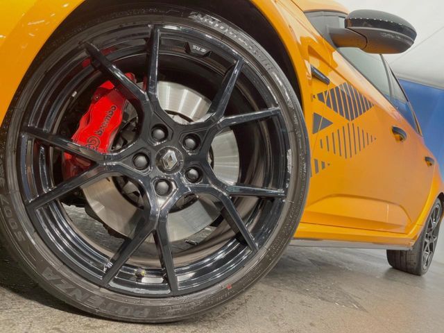 ●純正19インチアルミホイール：輸入車ならではの卓越した走りを支えるホイールと足回りです！日本車の走りに慣れている方にもぜひ体感して頂きたいほど、高いレベルでまとまっています！