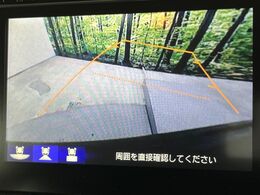 【バックカメラ】駐車時に後方がリアルタイム映像で確認できます。大型商業施設や立体駐車場での駐車時や、夜間のバック時に大活躍！運転スキルに関わらず、今や必須となった装備のひとつです！