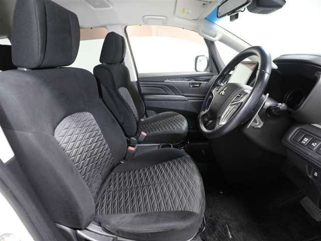 ゆったり室内で運転もしやすいです♪使い勝手の良い配置も考えられています！！