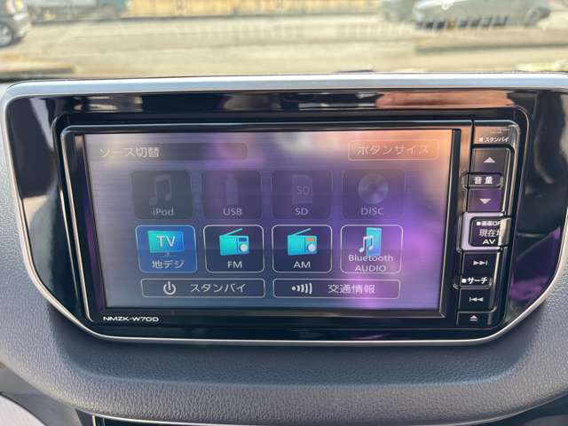 純正SDナビ☆　フルセグTV（走行中映ります！）や、DVD再生、Bluetooth接続、USB接続が可能♪　CDは再生＆録音ができます！　スマホと接続してお気に入りの音楽でドライブをお楽しみ下さい♪