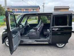 助手席側・横から撮影いたしました。ミラクルオープン・片側電動スライドドアです。ドアを開けて撮影しました。