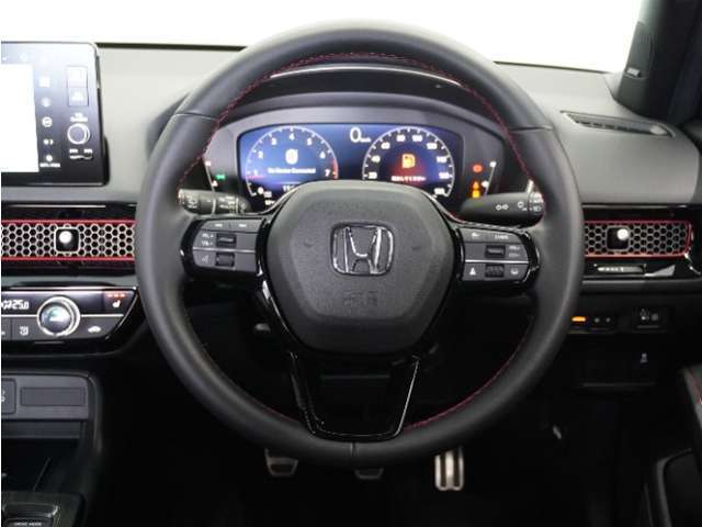 【Honda SENSING】 カメラ等装置で精度の高い検知能力を発揮、安全運転を支援します。ステアリング上のコントローラーに注目！