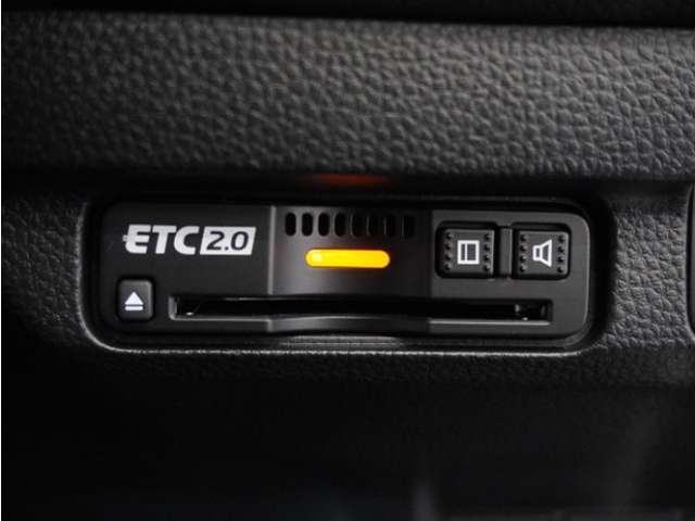 ◆ETC2.0装着◆進化したドライブ体験。料金収受システムだけだったETCが生まれ変わって、高速道路を賢く使うETC2.0に進化しました。多彩な情報サービスが便利で快適なドライブ体験を提供します。