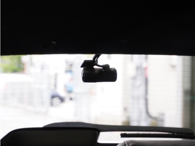 この車にはリアにもドライブレコーダーを装備しております◆映像・音声などを記録する自動車用の装置です。　もしもの事故の際の記録はもちろん、旅行の際の思い出としてドライブの映像を楽しむことができます。