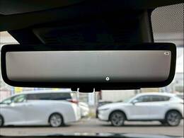 【デジタルインナーミラー】を搭載しております。ミラーにより後方確認ができますので、駐車の際などに役立ちます。