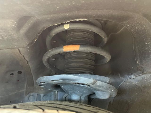 お車を安心してお乗りいただく為には、足回りの定期点検が欠かせません。サービスサポート（有償保証）では無料点検もご提供しており、安心のカーライフをお過ごしいただけるサポート体制が整っています。