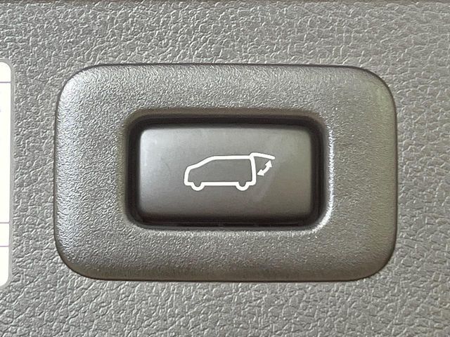 【パワーバックドア】スマートキーや運転席のボタンを押すだけでリアゲートが自動で開閉します！荷物を持っている時や、高い位置にあるバックドアを閉める際に便利な機能です♪