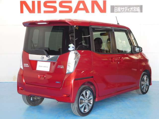 狭い駐車場での乗り降りや荷物の出し入れにとても便利なスライドドア