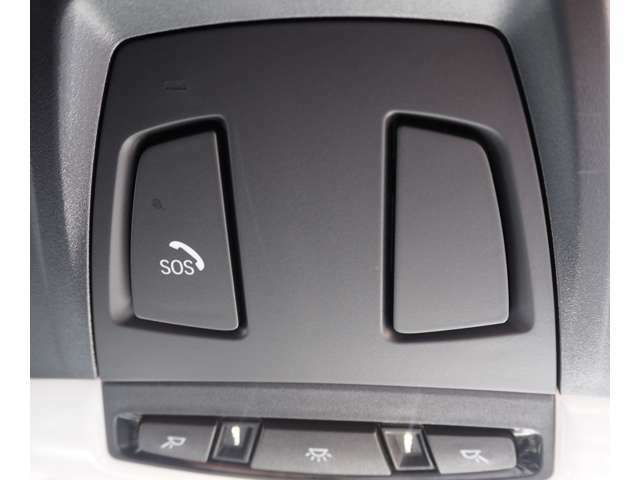 SOSコールボタンは車両の故障時にBMWエマージェンシーコールセンターへ繋がりドライバーをサポートを致します