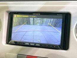 【バックカメラ】駐車時に後方がリアルタイム映像で確認できます。大型商業施設や立体駐車場での駐車時や、夜間のバック時に大活躍！運転スキルに関わらず、今や必須となった装備のひとつです！