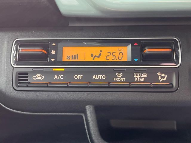 【オートエアコン】一度お好みの温度に設定すれば、車内の温度を検知し風量や温度を自動で調整。暑い…寒い…と何度もスイッチ操作をする必要はありません。快適な車内空間には必須の機能ですね♪