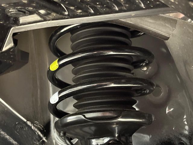 お車を安心してお乗りいただく為には、足回りの定期点検が欠かせません。サービスサポート（有償保証）では無料点検もご提供しており、安心のカーライフをお過ごしいただけるサポート体制が整っています。